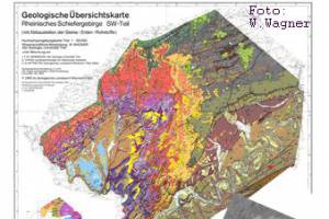 Zur Einführung in das Fachgebiet Hydrogeologie zeigte Frau Dr. Kremb-Wagner eine Übersichtskarte der Trier/Bitburger Mulde und erläutert die „Badewannen“- sowie die „Zwiebel“-Struktur. 