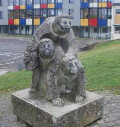 Für den neuen KiTa-Garten - hinter der Statue - sind große Höhenunterschiede auszugleichen.