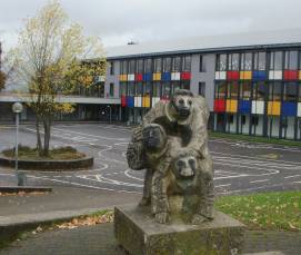 Die Steinskulptur vor der ehemaligenHauptschule in Speicher